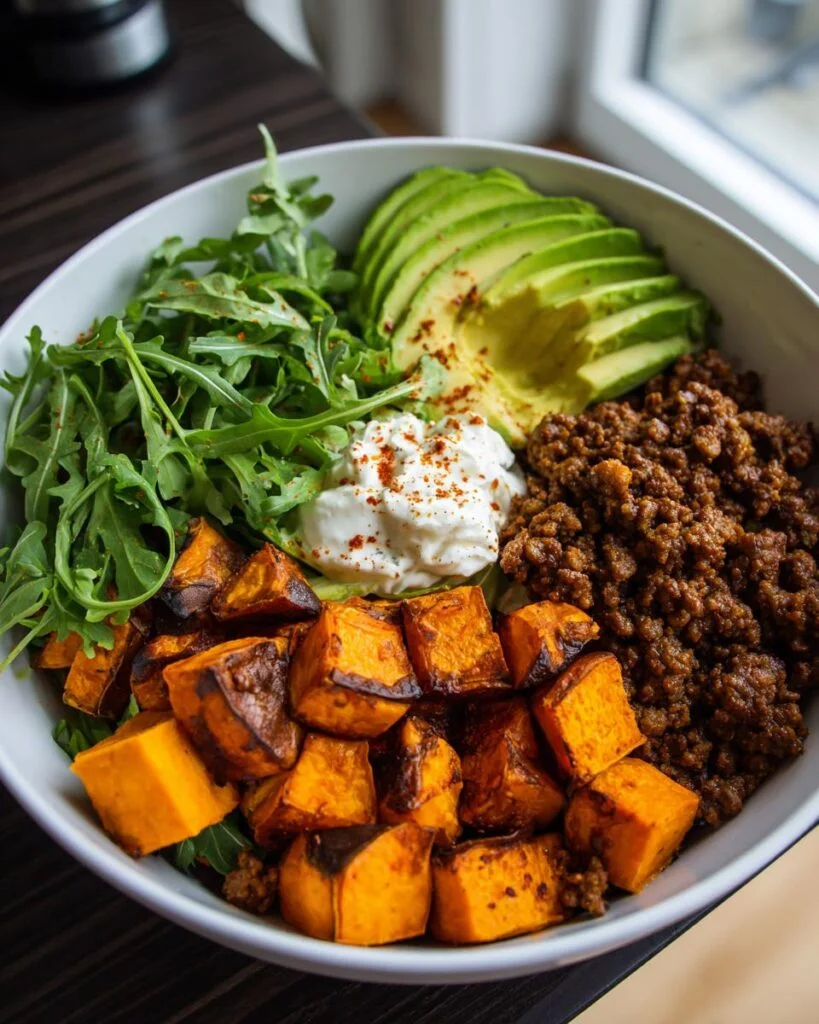 Bol de patates douces, bœuf haché, fromage cottage et avocat