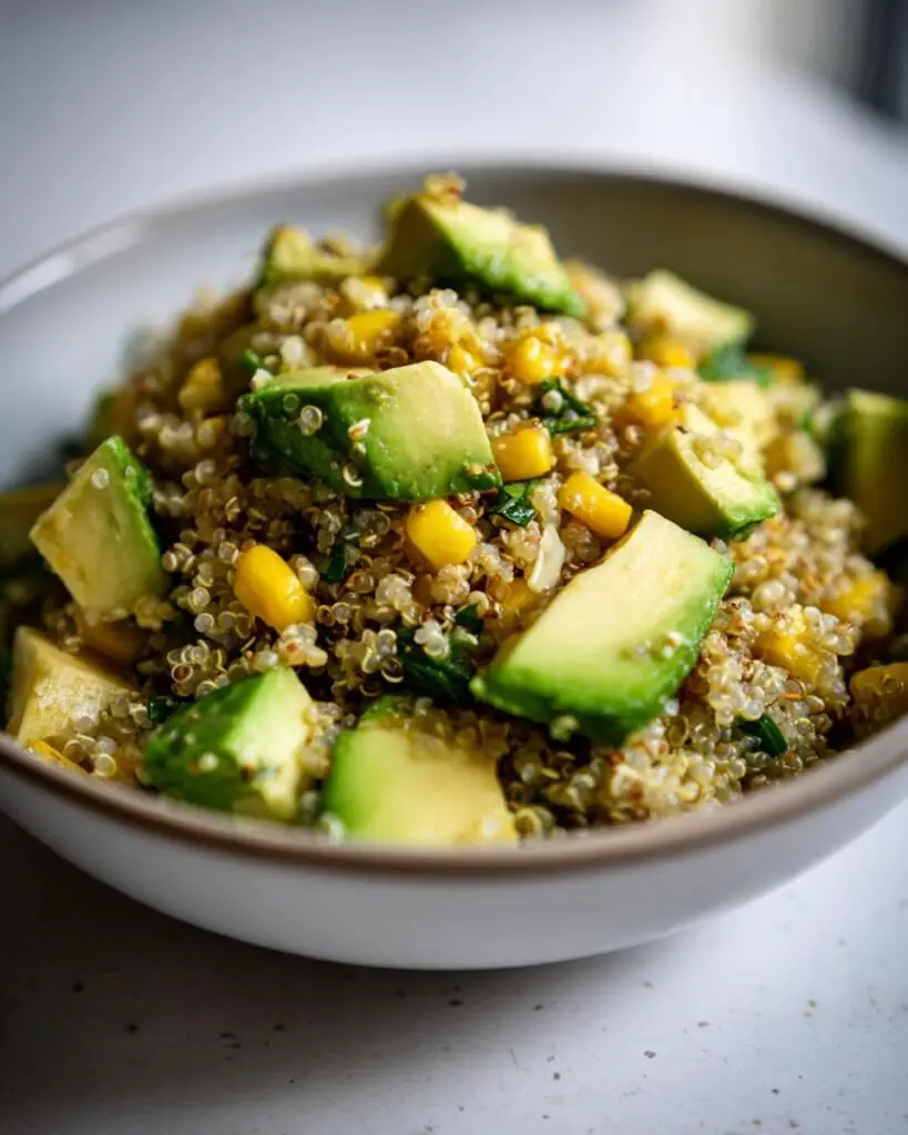 Salade express de quinoa aux avocats et maïs